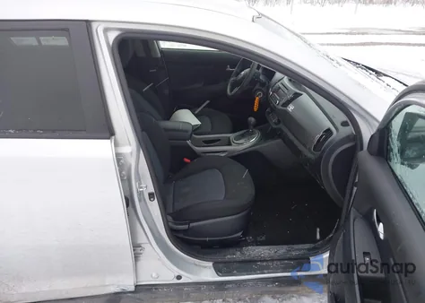 2016 Kia Sportage Lx z USA, uszkodzony, nr VIN KNDPBCAC5G7857788